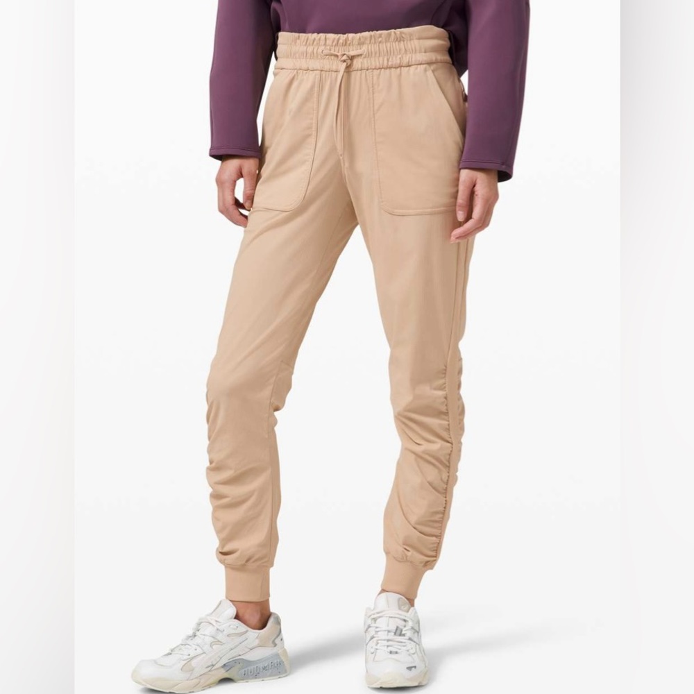 Lululemon Beyond the Studio Jogger cafe au lait